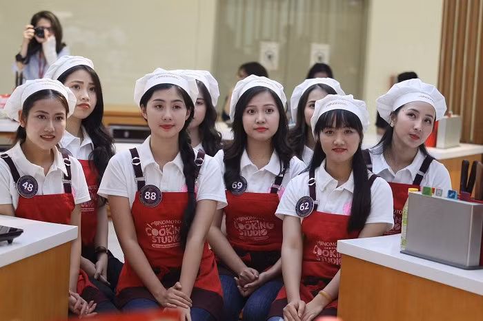 Các thí sinh chăm chú lắng nghe chia sẻ của đầu bếp về sushi trong văn hóa ẩm thực Nhật Bản. Các thí sinh chăm chú lắng nghe chia sẻ của đầu bếp về sushi trong văn hóa ẩm thực Nhật Bản.