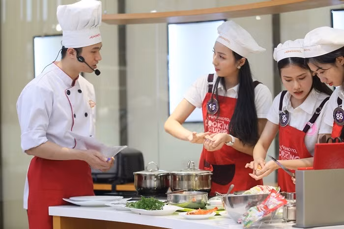 Đầu bếp từ Ajinomoto Cooking Studio trực tiếp hướng dẫn và giải đáp thắc mắc cho các thí sinh trong quá trình thực hiện. Đầu bếp từ Ajinomoto Cooking Studio trực tiếp hướng dẫn và giải đáp thắc mắc cho các thí sinh trong quá trình thực hiện.