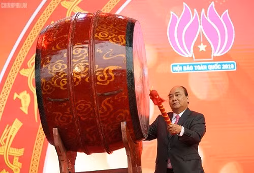 Thủ tướng đánh trống khai mạc Hội báo toàn quốc 2019 - (Ảnh VGP/Quang Hiếu) Thủ tướng đánh trống khai mạc Hội báo toàn quốc 2019 - (Ảnh VGP/Quang Hiếu)