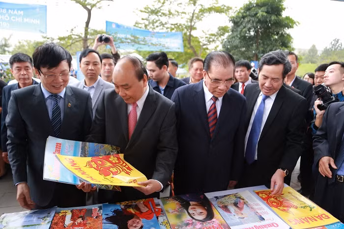 Thủ tướng Chính phủ Nguyễn Xuân Phúc cùng các đại biểu thăm quan các gian trưng bày tại Hội Báo. Thủ tướng Chính phủ Nguyễn Xuân Phúc cùng các đại biểu thăm quan các gian trưng bày tại Hội Báo.