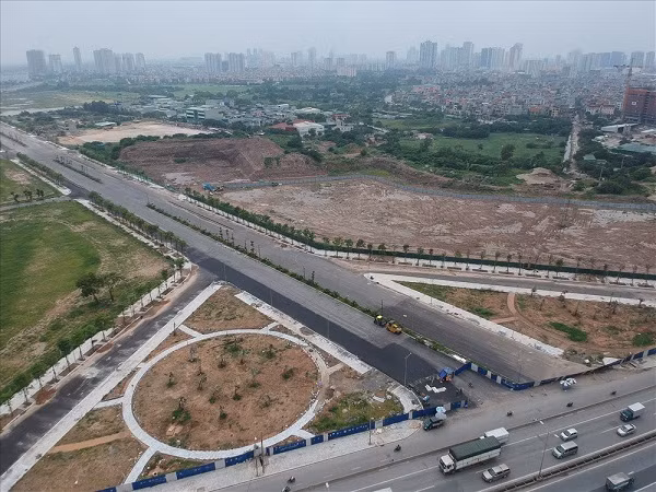 Điểm thông xe với đường Nguyễn Xiển. Điểm thông xe với đường Nguyễn Xiển.