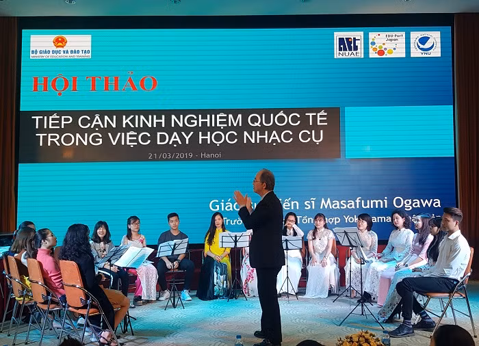 Lớp học demo của Giáo sư Ogawa cho sinh viên chuyên ngành. Lớp học demo của Giáo sư Ogawa cho sinh viên chuyên ngành.