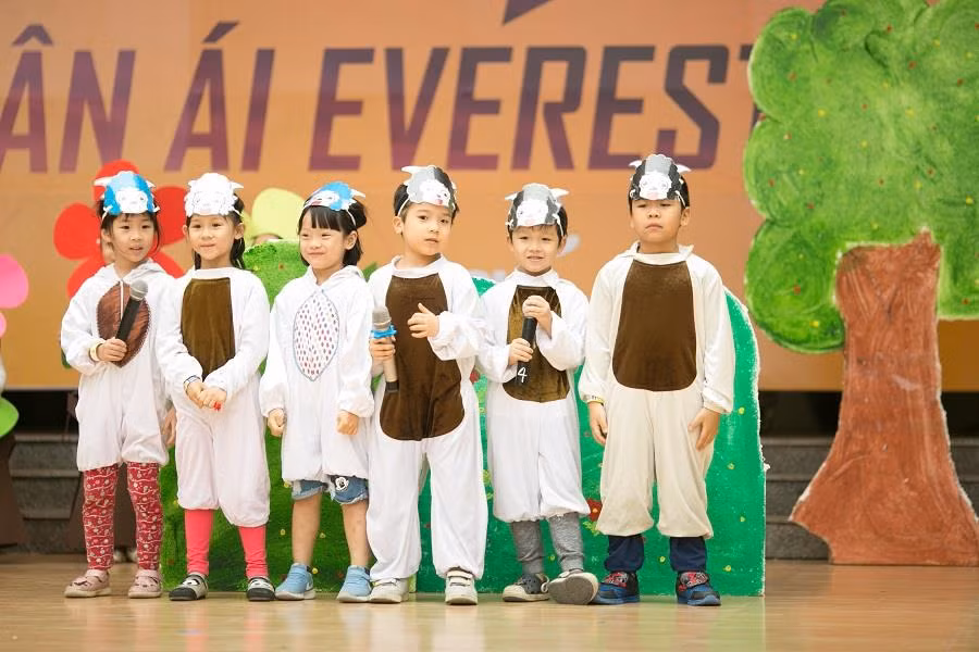 Các bé mầm non Trường Tsubaki mang đến hội thi vở kịch “Cậu bé chăn cừu”.