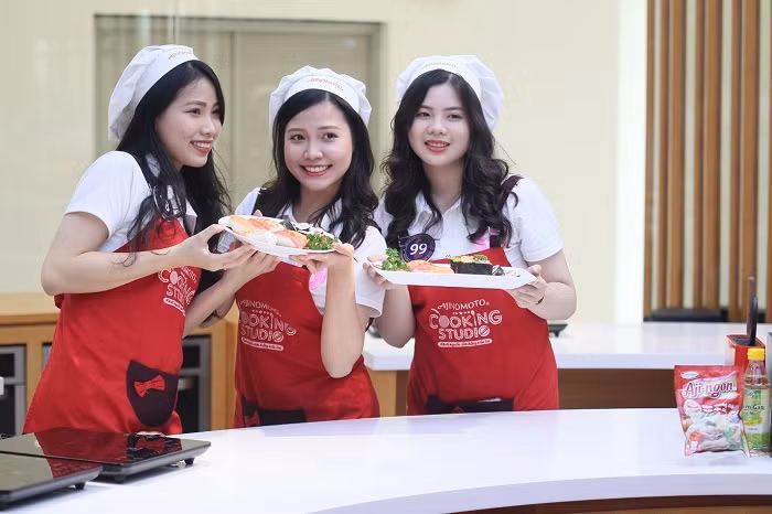 Đội thi giành chiến thắng hào hứng khoe “thành quả” là ba món sushi hoàn thiện. Đội thi giành chiến thắng hào hứng khoe “thành quả” là ba món sushi hoàn thiện.