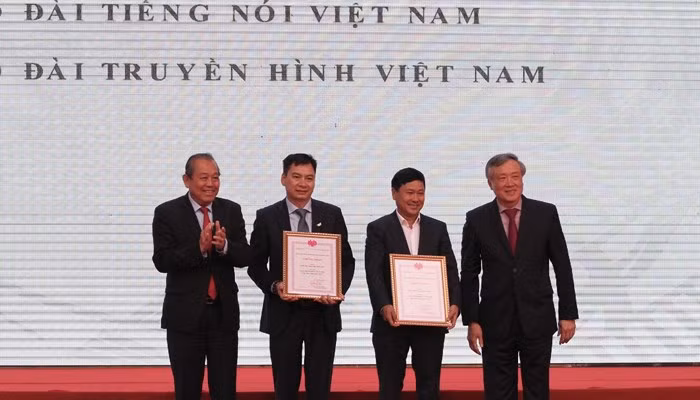 Phó Thủ tướng Thường trực Trương Hoà Bình (ngoài cùng bên trái) cùng Chánh án Tòa án nhân dân tối cao Nguyễn Hoà Bình (ngoài cùng bên phải) trao giải cho các đơn vị có gian trưng bày đẹp tại Hội Báo toàn quốc 2019 (Ảnh: ANTD) Phó Thủ tướng Thường trực Trương Hoà Bình (ngoài cùng bên trái) cùng Chánh án Tòa án nhân dân tối cao Nguyễn Hoà Bình (ngoài cùng bên phải) trao giải cho các đơn vị có gian trưng bày đẹp tại Hội Báo toàn quốc 2019 (Ảnh: ANTD)