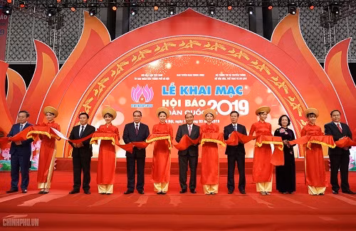 Thủ tướng cùng các vị lãnh đạo cắt băng khai mạc Hội Báo toàn quốc 2019 - (Ảnh VGP/Quang Hiếu) Thủ tướng cùng các vị lãnh đạo cắt băng khai mạc Hội Báo toàn quốc 2019 - (Ảnh VGP/Quang Hiếu)