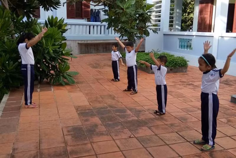 Các em học sinh tập thể dục giữa giờ. (Ảnh: H.T)