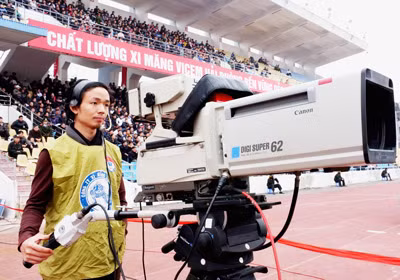 Người hâm mộ mong chờ các đài truyền hình trực tiếp nhiều trận đấu tại V-League. Ảnh: Quang Thắng Người hâm mộ mong chờ các đài truyền hình trực tiếp nhiều trận đấu tại V-League. Ảnh: Quang Thắng