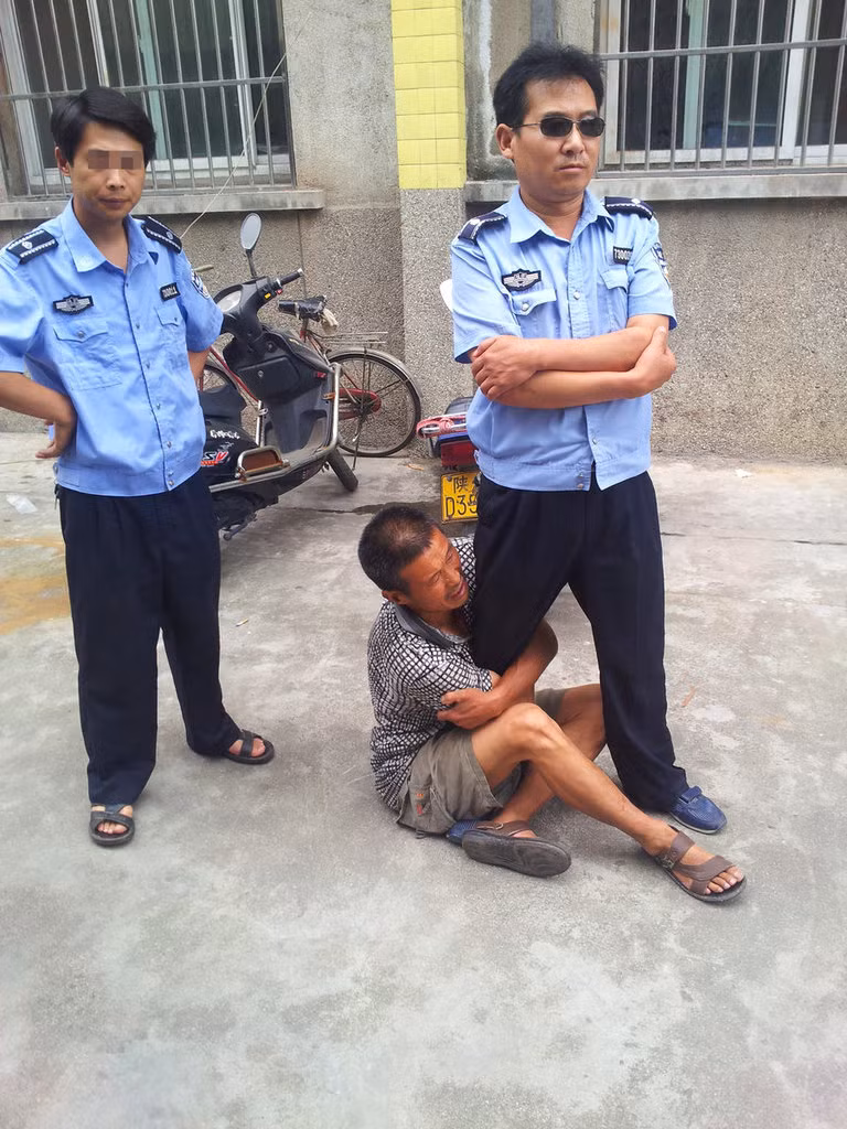 Sự hách dịch và vô cảm của "lực lượng chức năng" cấp phường ở các đô thị lớn Trung Quốc là nỗi kinh hoàng đối với những người buôn bán nhỏ, dân lao động ngoại tỉnh Sự hách dịch và vô cảm của "lực lượng chức năng" cấp phường ở các đô thị lớn Trung Quốc là nỗi kinh hoàng đối với những người buôn bán nhỏ, dân lao động ngoại tỉnh