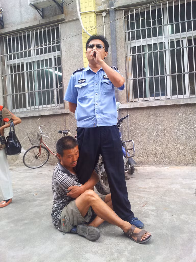 Cũng chỉ vì miếng cơm manh áo mà phải ôm chân lạy lục kẻ khác Cũng chỉ vì miếng cơm manh áo mà phải ôm chân lạy lục kẻ khác