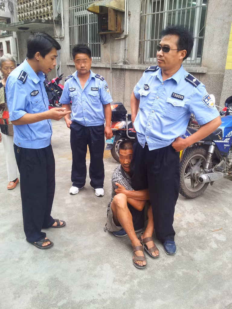 Cả đội dân phòng được phen vênh mặt Cả đội dân phòng được phen vênh mặt