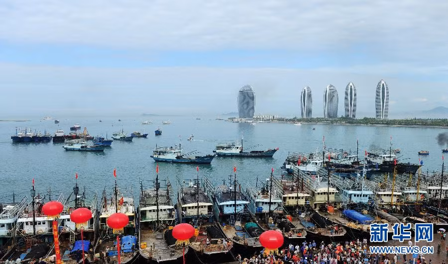 Neo đậu tại cảng Tam Á, giới chức Trung Quốc tranh thủ tuyên truyền như một sự kiện chính trị chứ không đơn thuần là hoạt động đánh cá trộm trên biển Đông