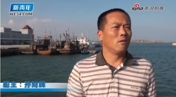 Cách đây không lâu, Bắc Triều Tiên cũng từng bắt giữ các tàu cá Trung Quốc khi ngư dân nước này ngang nhiên xâm phạm và đánh bắt trái phép trong vùng biển chủ quyền của Bình Nhưỡng. Nhưng phía Trung Quốc đã gây sức ép buộc Bình Nhưỡng phải thả ngư dân và tàu cá của họ (ảnh: chủ tàu Trung Quốc có tàu cá bị phía Bắc Triều Tiên bắt giữ trả lời phỏng vấn)