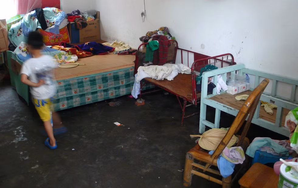 Quần áo, vật dụng của nhiều tổ chức cá nhân từ thiện xã hội tặng được vất mỗi nơi một chiếc