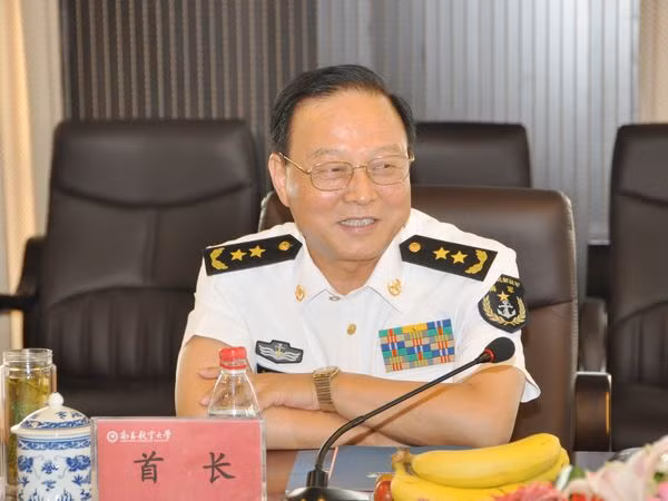 Cựu Chính ủy hạm đội Nam Hải trung tướng Hoàng Gia Tường vừa nghỉ hưu ở tuổi 63 Cựu Chính ủy hạm đội Nam Hải trung tướng Hoàng Gia Tường vừa nghỉ hưu ở tuổi 63