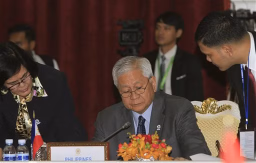 Thái độ của Trung Quốc khiến Ngoại trưởng Philippines Albert del Rosario hết sức phẫn nộ mặc dù đã được dự báo trước về phản ứng ngang ngược của Bắc Kinh