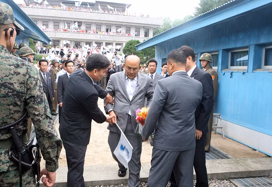 Vừa bước qua ranh giới hai miền, lực lượng an ninh Hàn Quốc đã đợi sẵn