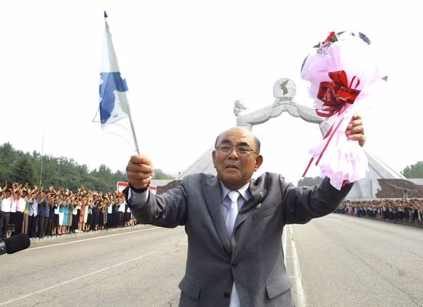 Cờ và hoa vẫy chào