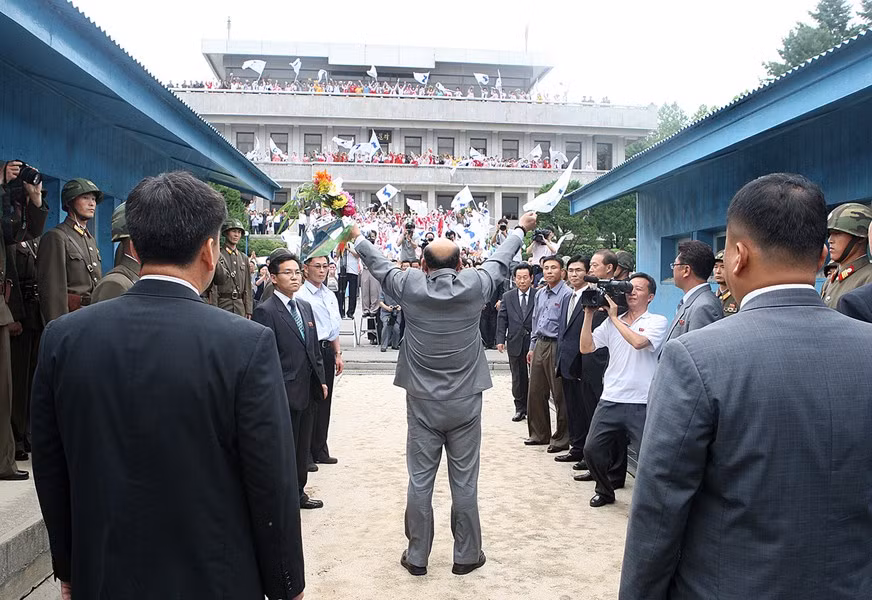Người dân Bắc Triều Tiên chào đón người đồng bào của họ từ miền Nam
