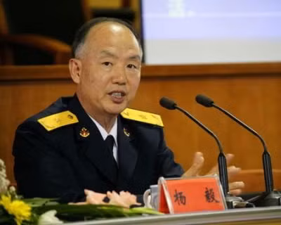 Dương Nghị, học giả, chuẩn đô đốc (thiếu tướng hải quân) theo đuổi một chính sách bành trướng về quân sự, địa chính trị và kinh tế