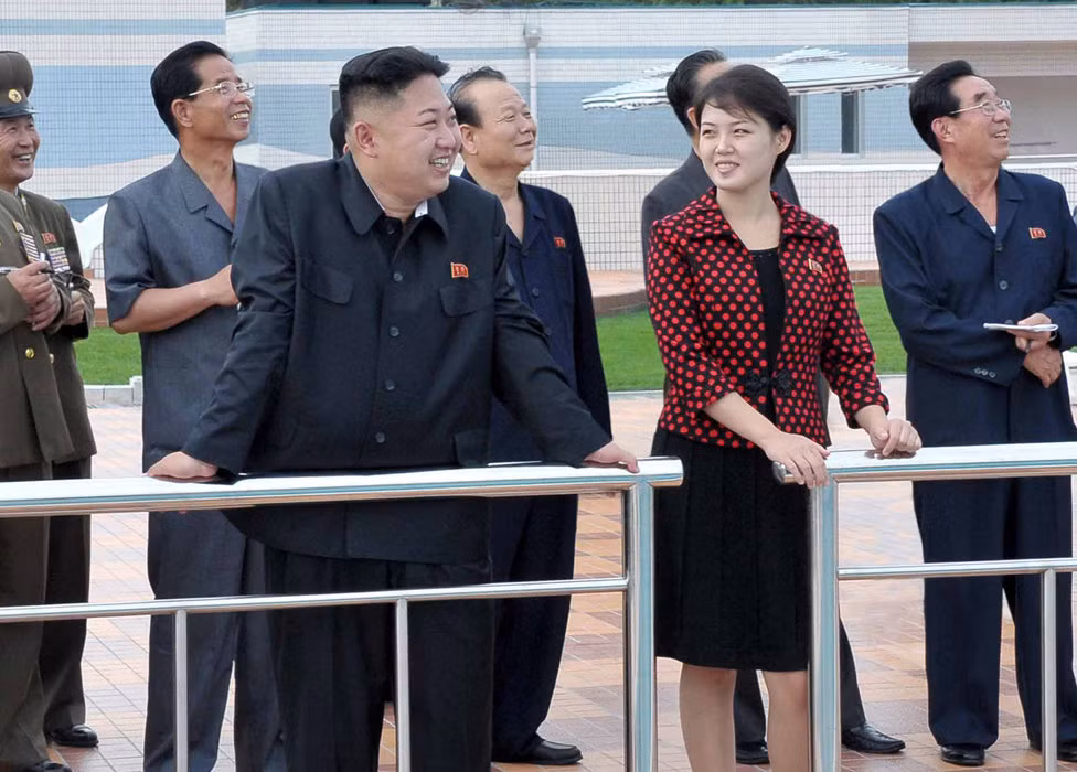 Người phụ nữ xinh đẹp thường xuyên đi cạnh nhà lãnh đạo Kim Jong-un chính là Đệ nhất phu nhân Bắc Triều Tiên Người phụ nữ xinh đẹp thường xuyên đi cạnh nhà lãnh đạo Kim Jong-un chính là Đệ nhất phu nhân Bắc Triều Tiên
