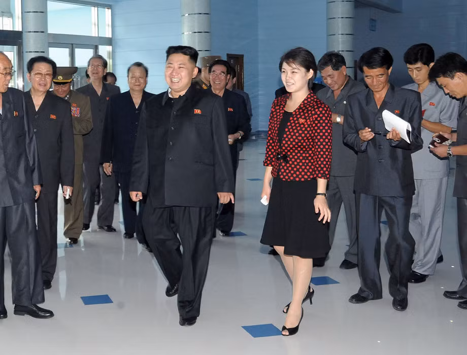 Ri Sol-ju mang một vẻ đẹp quý phái của một mệnh phụ phu nhân Ri Sol-ju mang một vẻ đẹp quý phái của một mệnh phụ phu nhân