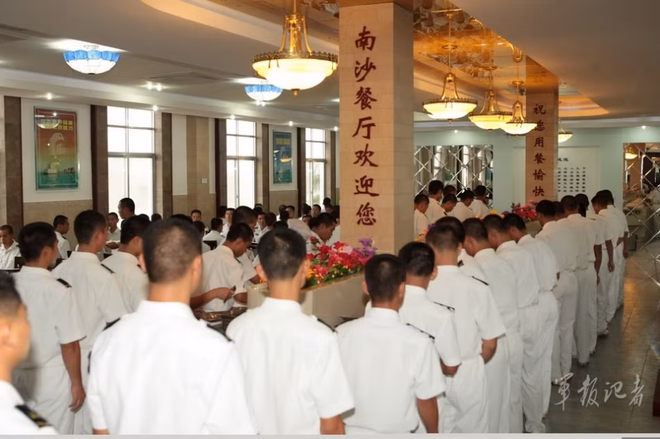 Quân Trung Quốc xếp hàng vào nhà ăn