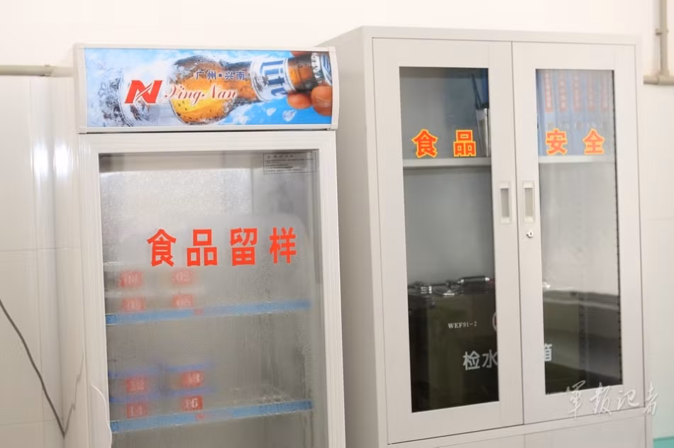 Tủ lưu mẫu kiểm nghiệm thức ăn cho quân Trung Quốc