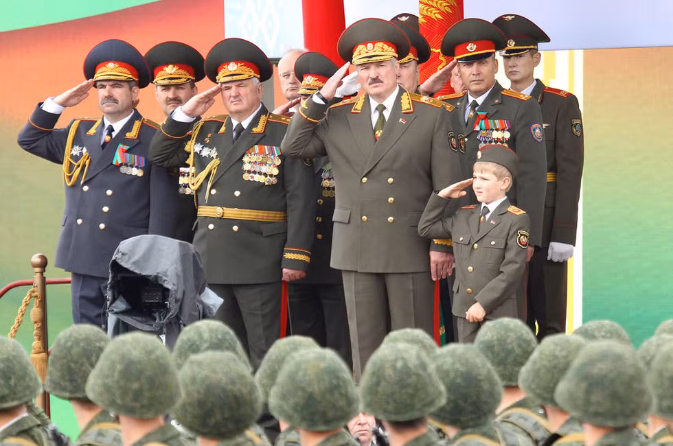 Nikolayevich cùng cha tham dự các nghi lễ cấp nhà nước trong trang phục nhà binh