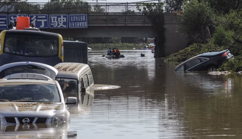 Người ta phải dùng xuồng cao su di chuyển hành khách trong xe ra khỏi vùng nguy hiểm