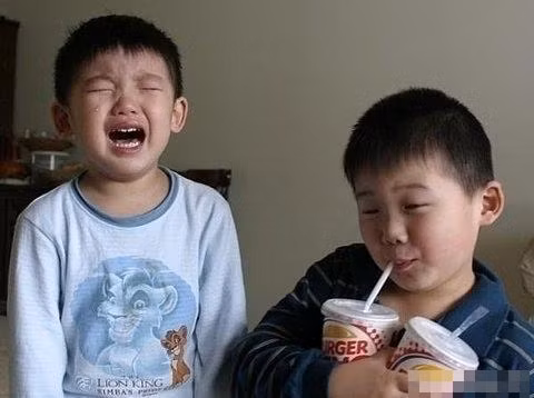 "Cuộc đời thật lắm bất công, thằng hai hộp sữa thằng không hộp nào" "Cuộc đời thật lắm bất công, thằng hai hộp sữa thằng không hộp nào"