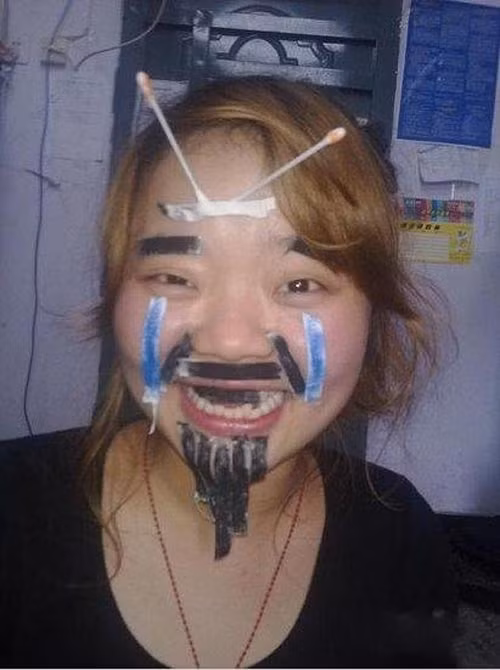 "Em đứng 1 mình em xinh nhất hội"