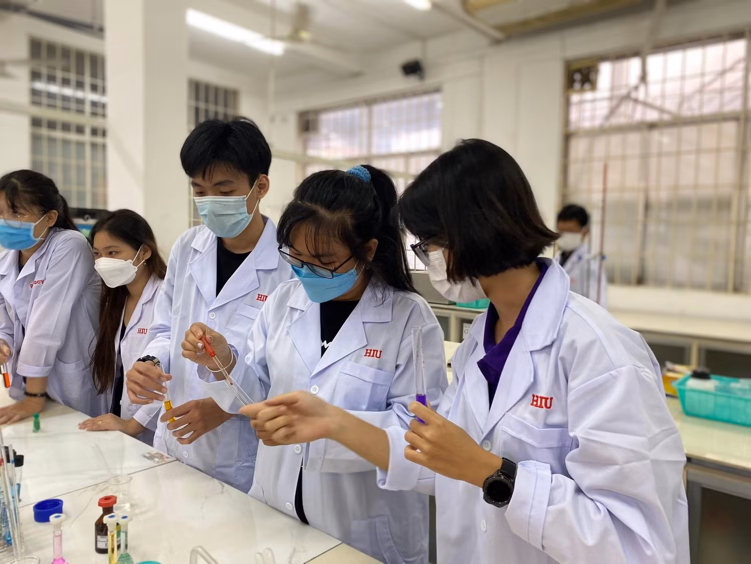 Học sinh được trải nghiệm các phản ứng hóa học tại phòng Lab của HIU (ảnh: HIU) Học sinh được trải nghiệm các phản ứng hóa học tại phòng Lab của HIU (ảnh: HIU)