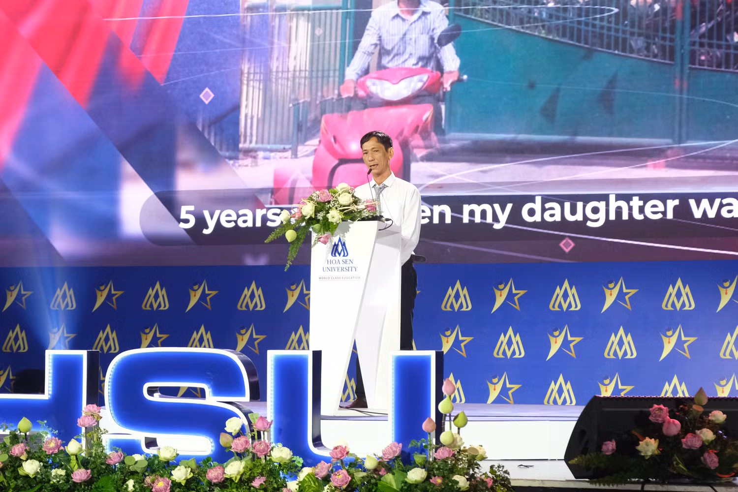 Ông Trần Khương chia sẻ cảm xúc của mình trong buổi lễ tốt nghiệp của con gái (ảnh: Ý Nhung) Ông Trần Khương chia sẻ cảm xúc của mình trong buổi lễ tốt nghiệp của con gái (ảnh: Ý Nhung)
