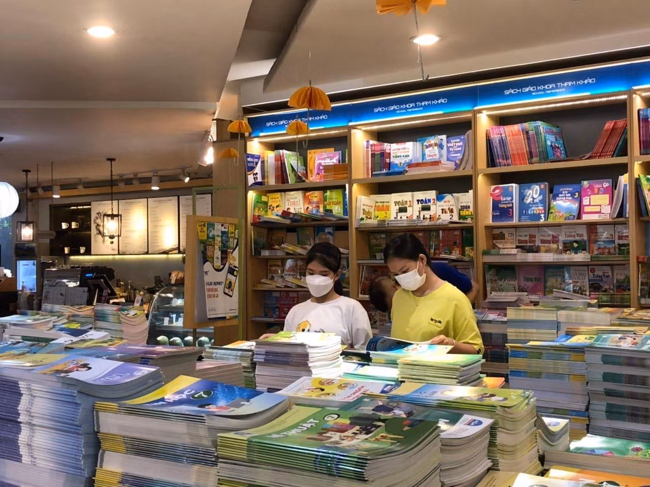 Học sinh đi chọn sách giáo khoa chuẩn bị cho năm học mới (ảnh: P.L) Học sinh đi chọn sách giáo khoa chuẩn bị cho năm học mới (ảnh: P.L)