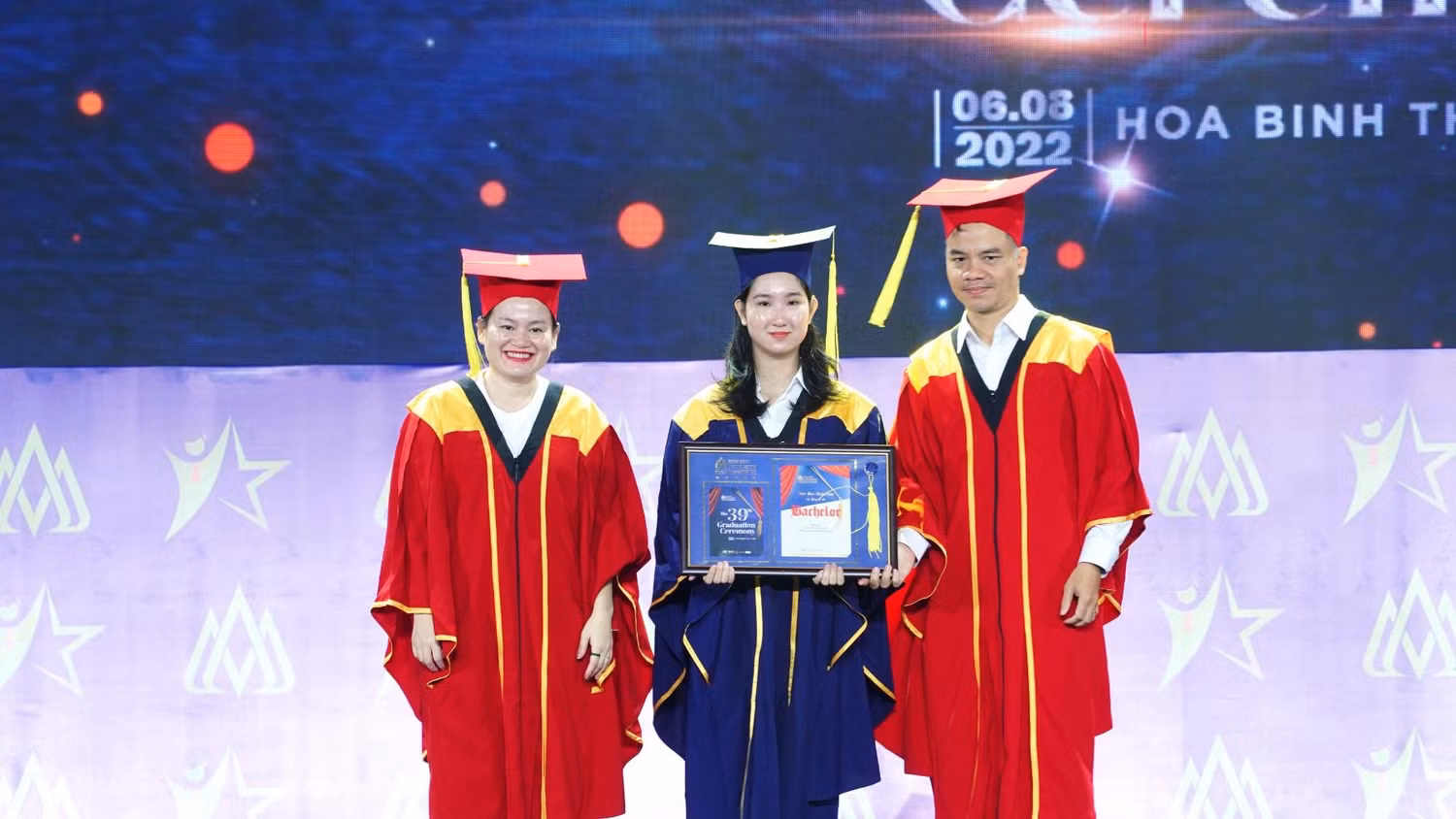 Giây phút Trần Lê Khả Ái nhận bằng tốt nghiệp đại học từ Trường Hoa Sen (Ảnh: Ý Nhung) Giây phút Trần Lê Khả Ái nhận bằng tốt nghiệp đại học từ Trường Hoa Sen (Ảnh: Ý Nhung)