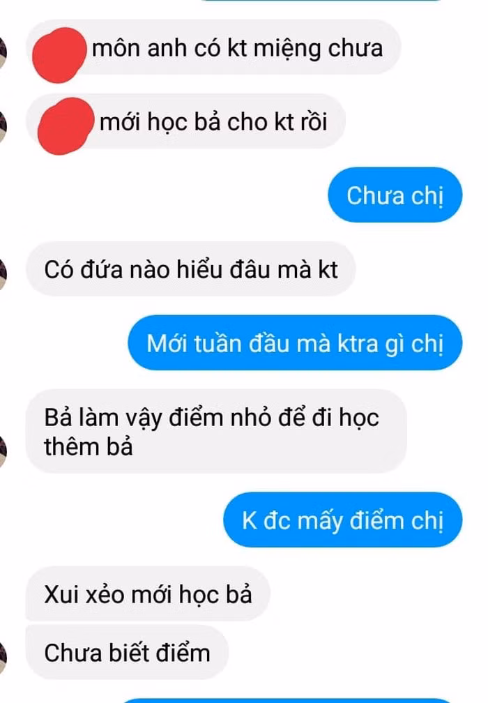 Tin nhắn trao đổi giữa 2 vị phụ huynh về chiêu trò kiểm tra bất chợt "đầu vào" để ép học sinh đến lớp dạy thêm của một giáo viên tiếng Anh. Tin nhắn trao đổi giữa 2 vị phụ huynh về chiêu trò kiểm tra bất chợt "đầu vào" để ép học sinh đến lớp dạy thêm của một giáo viên tiếng Anh.