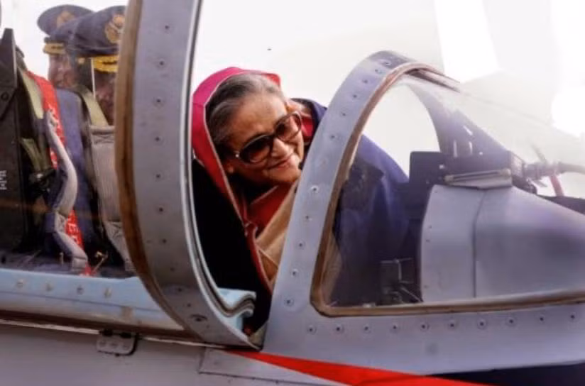 Thủ tướng Bangladesh Sheikh Hasina ngồi lên máy bay huấn luyện/chiến đấu K-8W, Trung Quốc chế tạo cho Bangladesh
