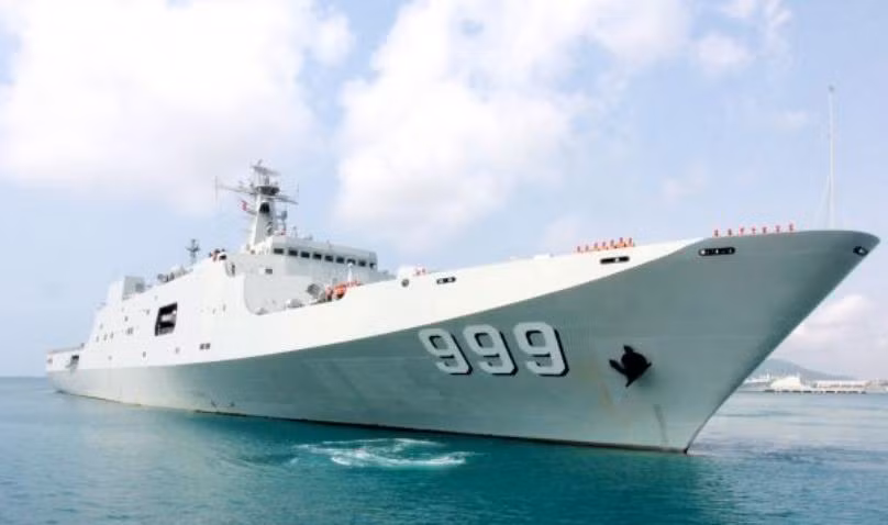Tàu đổ bộ cỡ lớn Tỉnh Cương Sơn Type 071 thuộc Hạm đội Nam Hải, Hải quân Trung Quốc. Hải quân Trung Quốc hiện đã biên chế 3 chiếc và đều triển khai ở Biển Đôn