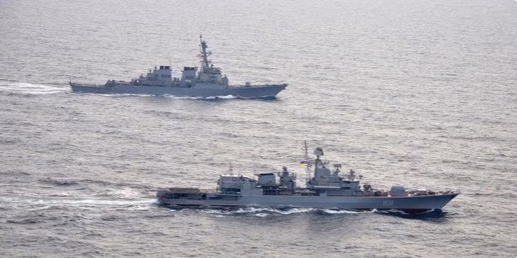 Tàu khu trục USS Donald Cook (DDG-75) Hải quân Mỹ và tàu chỉ huy UKRS Hetman Sahaidachny Hải quân Ukraine tập trận chung trên Biển Đen Tàu khu trục USS Donald Cook (DDG-75) Hải quân Mỹ và tàu chỉ huy UKRS Hetman Sahaidachny Hải quân Ukraine tập trận chung trên Biển Đen