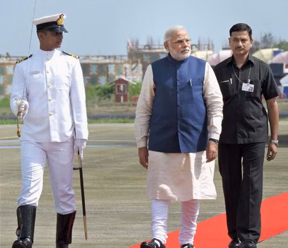 Thủ tướng Ấn Độ Narendra Modi thị sát tàu sân bay INS Vikramaditya Thủ tướng Ấn Độ Narendra Modi thị sát tàu sân bay INS Vikramaditya