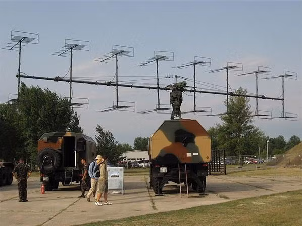 Radar tìm kiếm 2D Type P-18 của Liên Xô là radar cảnh báo sớm đối không chủ lực của Việt Nam, cự ly dò tìm đối với các mục tiêu ở độ cao 10.000 m là 230 km (nguồn mạng Quan sát TQ) Radar tìm kiếm 2D Type P-18 của Liên Xô là radar cảnh báo sớm đối không chủ lực của Việt Nam, cự ly dò tìm đối với các mục tiêu ở độ cao 10.000 m là 230 km (nguồn mạng Quan sát TQ)