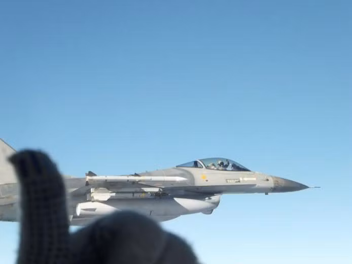 Máy bay chiến đấu F-16 của NATO giám sát Su-34 Nga