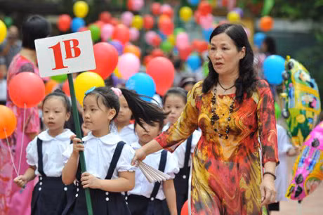 Một trong những giấy tờ phụ huynh cần phải chuẩn bị khi con vào lớp 1, lớp 6 là Phiếu đăng ký dự tuyển đối với trường hợp tuyển sinh bằng hình thức trực tiếp.(Ảnh minh họa: Báo Hà Nội mới)