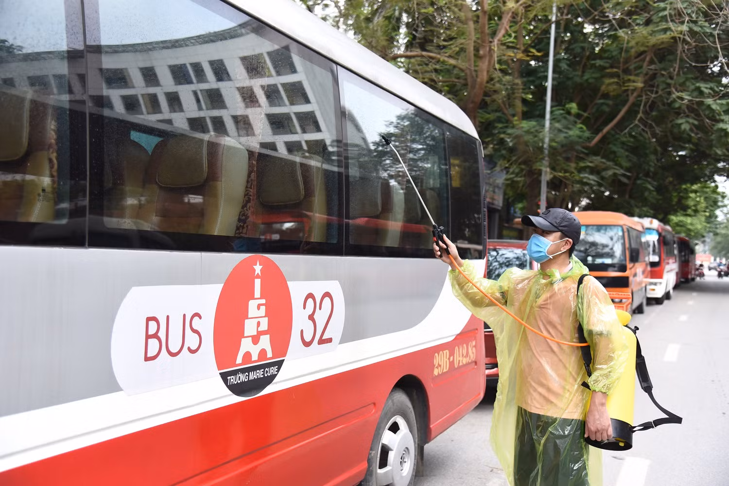 Hơn 70 chiếc xe buýt được tiến hành phun khử trùng Cloramin B. Đặc biệt, mỗi xe đều được trang bị nước rửa tay và bình xịt khử khuẩn cầm tay. Nước rửa tay được treo ở cửa lên xuống xe để học sinh tiện sử dụng khi lên, xuống xe.