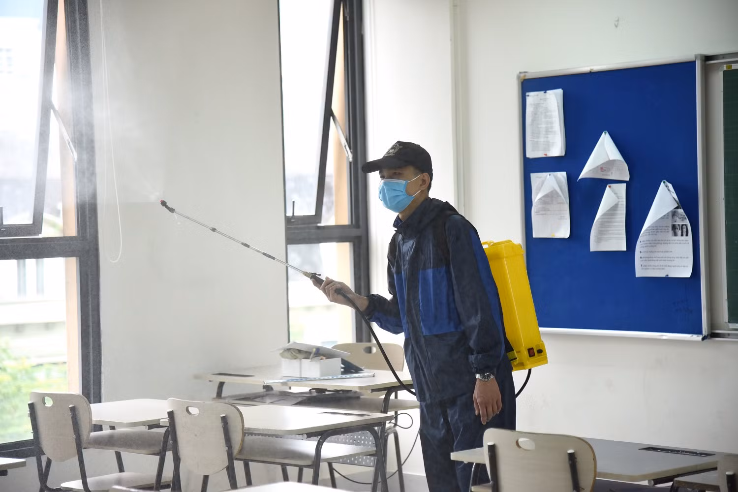 Hình ảnh nhà bác học Marie Sklodowska-Curie đeo khẩu trang như một tượng trưng cho tinh thần phòng chống dịch của thầy và trò nhà trường