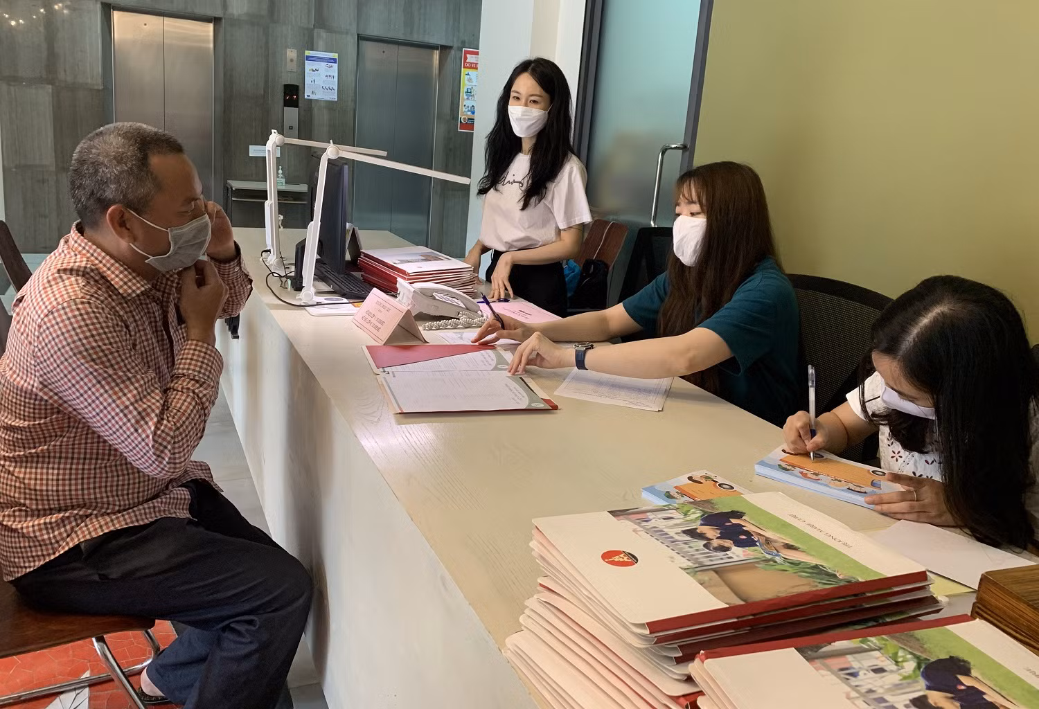Ngày 4/5, trường Marie Curie bắt đầu bán hồ sơ tuyển sinh lớp 1 và lớp 6 năm học 2020 – 2021 (Ảnh: Thùy Linh) Ngày 4/5, trường Marie Curie bắt đầu bán hồ sơ tuyển sinh lớp 1 và lớp 6 năm học 2020 – 2021 (Ảnh: Thùy Linh)