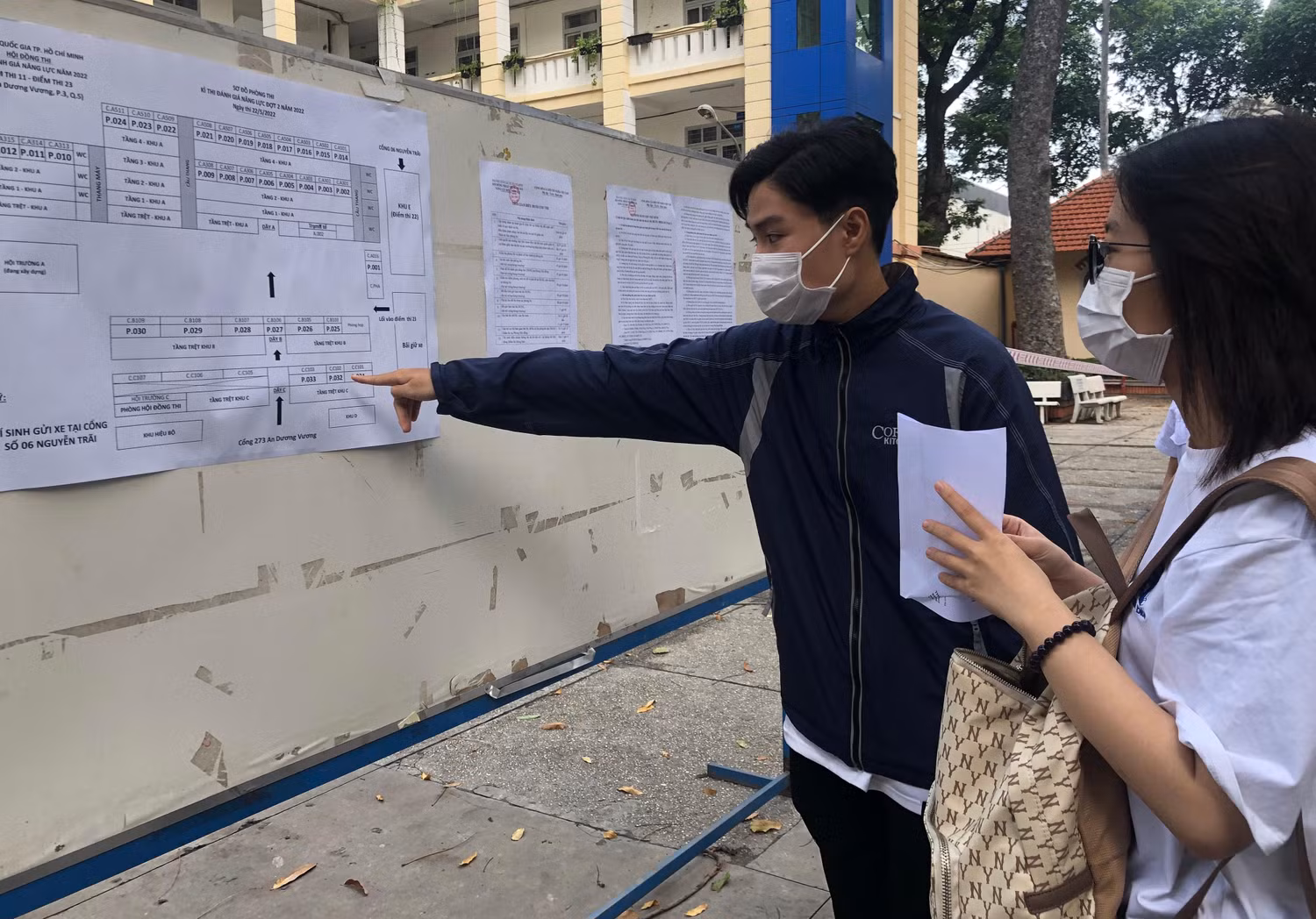 Nhiều thí sinh có mặt tại điểm thi trường Đại học Sài Gòn để thi đánh giá năng lực đợt 2 do Đại học Quốc gia Thành phố Hồ Chí Minh tổ chức (ảnh: Lê Phương) Nhiều thí sinh có mặt tại điểm thi trường Đại học Sài Gòn để thi đánh giá năng lực đợt 2 do Đại học Quốc gia Thành phố Hồ Chí Minh tổ chức (ảnh: Lê Phương)