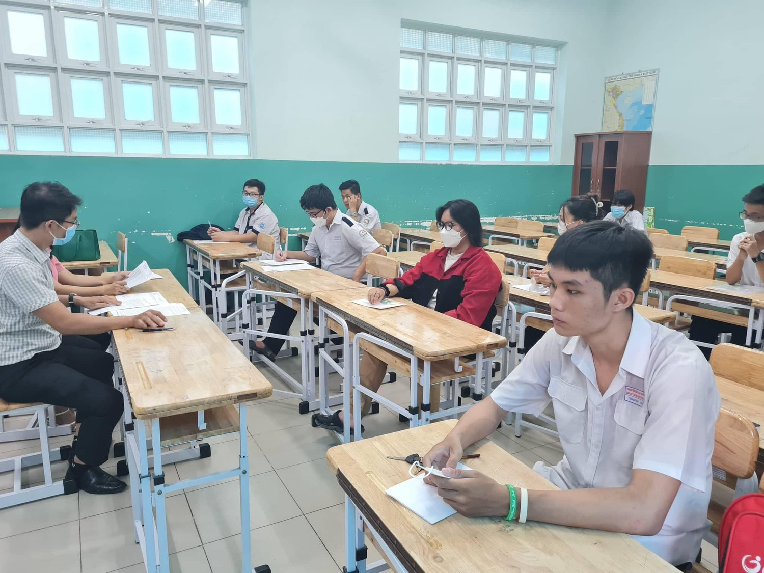 Tại điểm thi Trường trung học cơ sở Võ Trường Toản (quận 1) có gần 500 thí sinh dự thi (ảnh: Lê Phương)