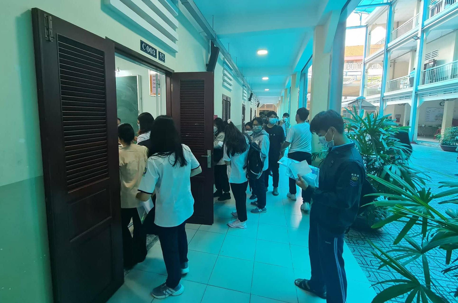 Đông thí sinh xếp hàng gửi đồ dùng cá nhân (ảnh: Lê Phương)